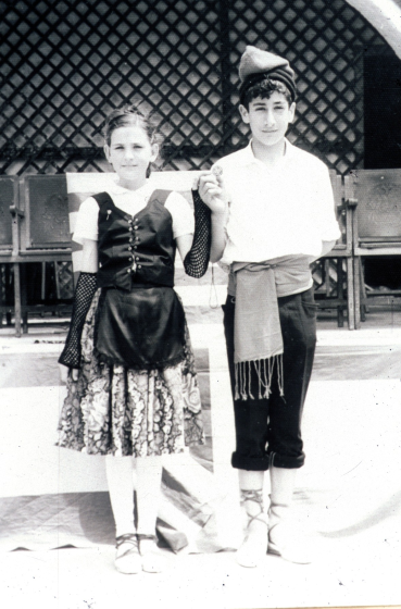 Marisa Costa i Miquel Rossell en una dansa popular de les que organitzava Mn Francesc Berga per la festa d'homenatge a la vellesa.
