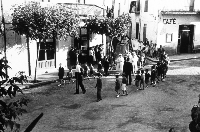 La processó de Corpus entra a la plaça procedent del carrer Sant Sebastià
