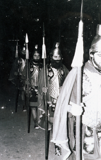La processó del Divendres Sant amb el grup d'armats que l'encapçalen