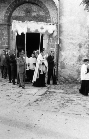 La processó del Corpus sortint de l'Església amb el rector Mn Francesc Berga i els portants del tàlem: Francesc Taberner, Josep Bancells, Eliodoro Palomo, Martí Rossell i Joan Munsó.
