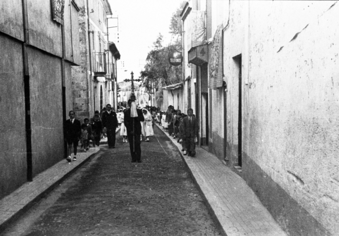 La processó del Corpus passant pel carrer dels Dolors. Les primeres cases a la dreta quer eren Can Pi i Can Sant ja no existeixen actualment.