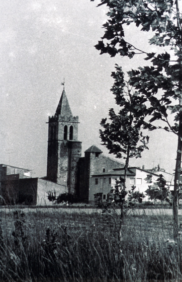 Vista del conjunt del campanar i l'Església des de la carretera de les monges