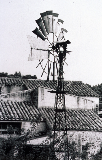 El característic molí de vent que hi havia a la masia Can Vendrell