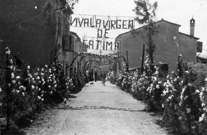 El carrer de la Rosa, més conegut com el carrer de l'Arpella, ben enramat amb motiu de la visita a Maçanet de la Mare de Déu de Fàtima