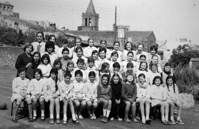 Començant per la fila de baix

Primera fila: Juanita Surís, Ramona Bagué, Dolors Llorens, M Rosa Oliveras, Maria Vidal, Juanita Calasanz, Anna M Vila, Clara Soms, Lídia Calle, Anna Tomàs, Mari Jiménez i Rosa M Bosch

Segona fila: Rosa Prats, Lídia Banús, Cecília Cruz, Mercé Surís, Dolors Soms, Carme Pujolràs, Carolina Trincheria, Juanita Serra, Maria Codina, Imma Guinart, Carme Torras i Dolors Solé.

Tercera fila: Teresa Ribas, Remedios Luque, Angels Figueras, Mari Pujolràs, Carme Formiga, Rosa Serra, Pilar Martí, Anna Casquet i Carme Xarbau.

Quarta Fila: Isabel Gonzalez, Mari Rodríguez, Rosa Calm, Montserrat Ciurana, Teresa Martí, Nuri Amargant, Teresa Gruart, Josefa Garcia, Juna Mari Aguirrebengora i Anna Quellos.