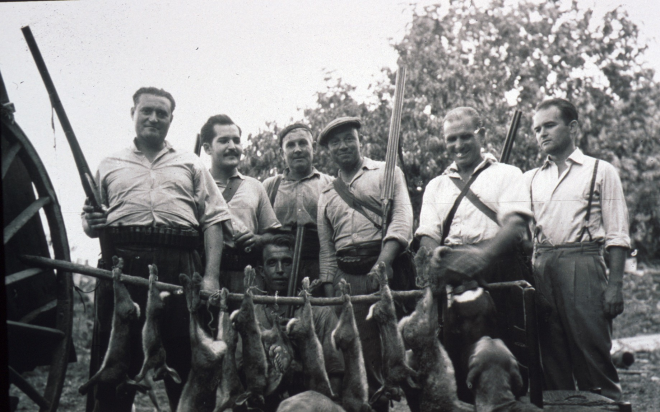 Caçadors de Maçanet els anys 40. D'esquerra a dreta: Narcís Vila, Benet Vilella, Lluís Munsó, Martí Vilella, Joan Munsó, Joaquim Rey i agenollat en Jaume Codina.