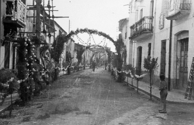 El carrer dels Dolors ben enramat amb motiu de la vinguda de la Verge de Fàtima