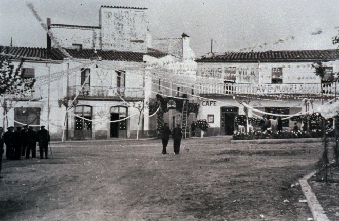 Els veïns treballant a l'adornament de la plaça per la verge de Fàtima, que va venir els dies 25 i 26 d'abril del 1951.

A davant les cases Can Cinto, i Ca l'Ubà, avui totalment reformades.