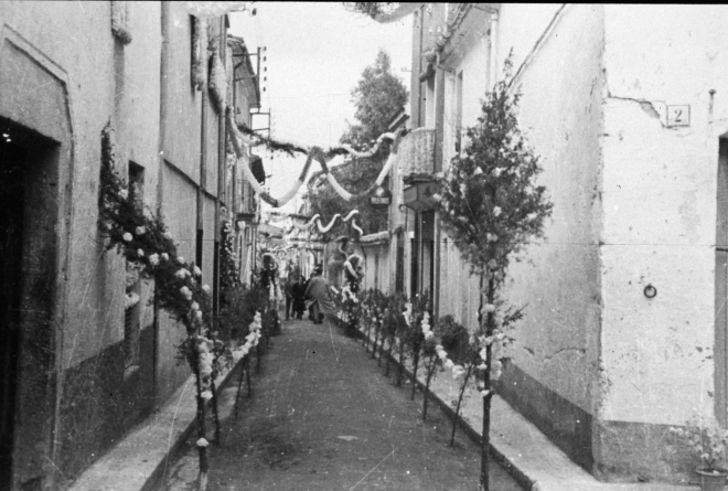 El carrer dels Dolors ben engalanat pel pas de la verge de Fàtima el 25 i 26 d'abril del 51