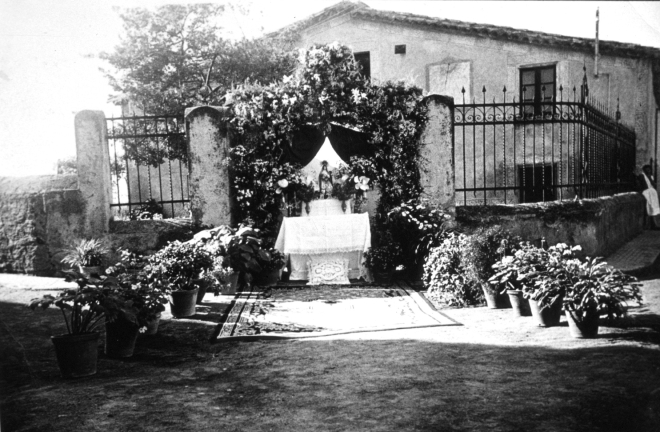 Vista de l'altar de Corpus a la porta de Can Falló