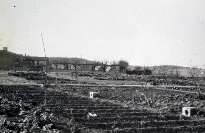 Vista de la Pista Jardí des de l'hort de Can Quellos.