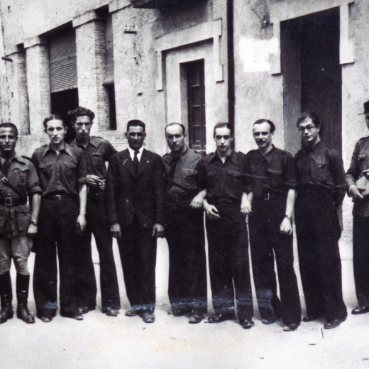 Un grup de falangistes entre els que hi ha en Magí Clarió, en Llorenç Quellos i l'Antoni Trinxeria fotografiats davant de la Societat Recreativa en els primers dies despés d'acabar-se la Guerra Civil