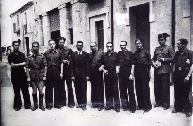 Un grup de falangistes entre els que hi ha en Magí Clarió, en Llorenç Quellos i l'Antoni Trinxeria fotografiats davant de la Societat Recreativa en els primers dies despés d'acabar-se la Guerra Civil