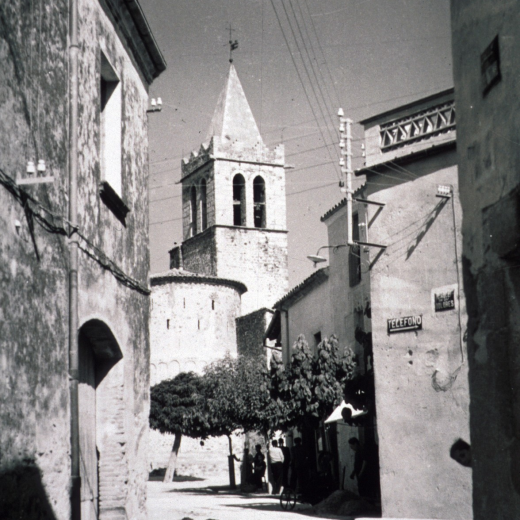 Vista de la plaça de l'Església des del carrer Migdia
