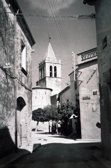 Vista de la plaça de l'Església des del carrer Migdia