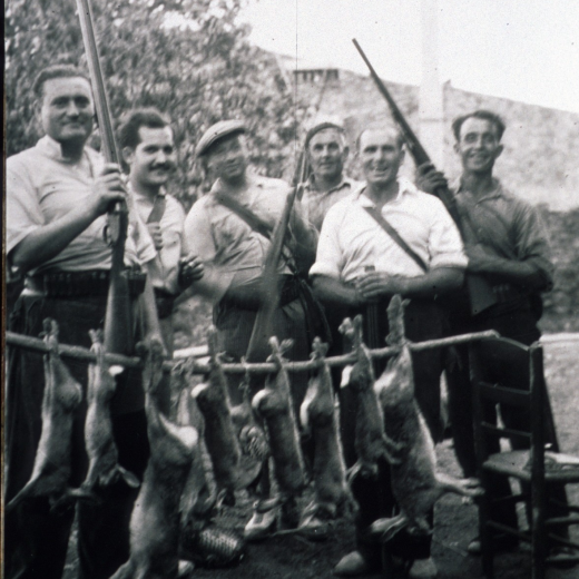 Una colla de caçadors de Maçanet l'any 1946. En Narcís Vila, en Benet Vilella, en Martí Vilella, en Lluís Munsó, en Joan Munsó i en Jaume Codina amb el fruït d'un dia de cacera.