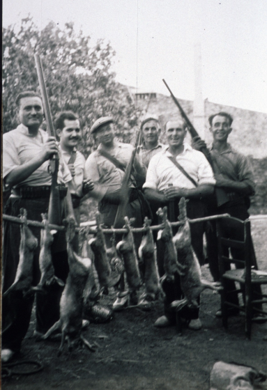 Una colla de caçadors de Maçanet l'any 1946. En Narcís Vila, en Benet Vilella, en Martí Vilella, en Lluís Munsó, en Joan Munsó i en Jaume Codina amb el fruït d'un dia de cacera.