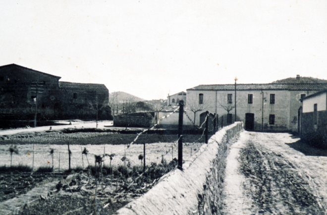 L'antic Sota Camí amb Can Xarbau al fons.