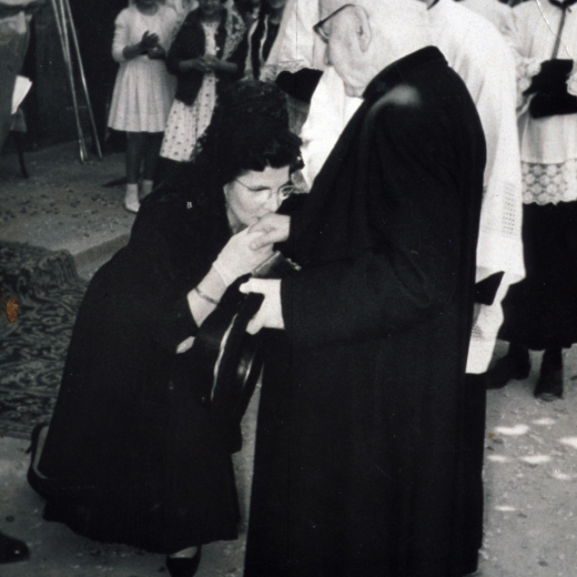 Visita pastoral a Maçanet del Bisbe de Girona Sr. Cartañà. La padrina de confirmació és la Sra. Dolors Llach junt amb el padrí el Sr. Àngel Marsà donant la benvinguda al Sr. Bisbe en presència del Sr. rector Mn Francesc Berga.