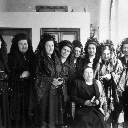 Un grup de dones acompanyants de la Verge dels Dolors en la processó del Divendres Sant. Entre elles hi podem reconèixer a Maria Bancells, Dolors Deulofeu, Maria Ciurana, Carme Negre, Joaquima Orench, Pilar Tomàs i Maria Bosch. A davant asseguda hi ha la Felicitat Llirinós.