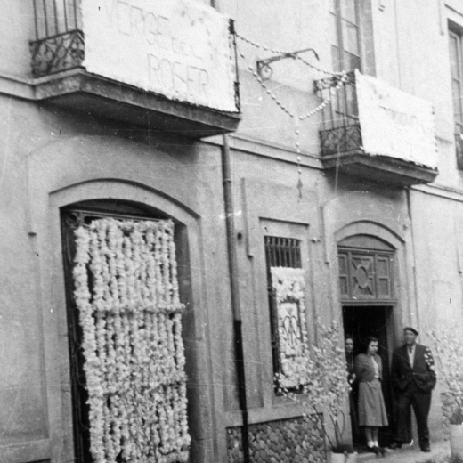 La casa Can Trinxeria amb les enramades per la visita de la Verge de Fàtima.