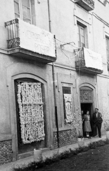 La casa Can Trinxeria amb les enramades per la visita de la Verge de Fàtima.