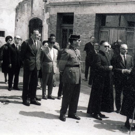 Festa d'homenatge a la vellesa. La presidènica d'autoritats; l'alcalde Lluís Vilella, el delegat de la Caixa, Bertomeu Comas, el rector Mn Francesc Berga i el Sargent Baret de la Guardia Civil, el metge Sr. Joan Negre, en Joan Tomàs, jutge, en Miquel Coll, l'Angelita Reyner, del patronat, en Josep Fors, en Germiniano Lozar i en Joan Munsó, regidors.