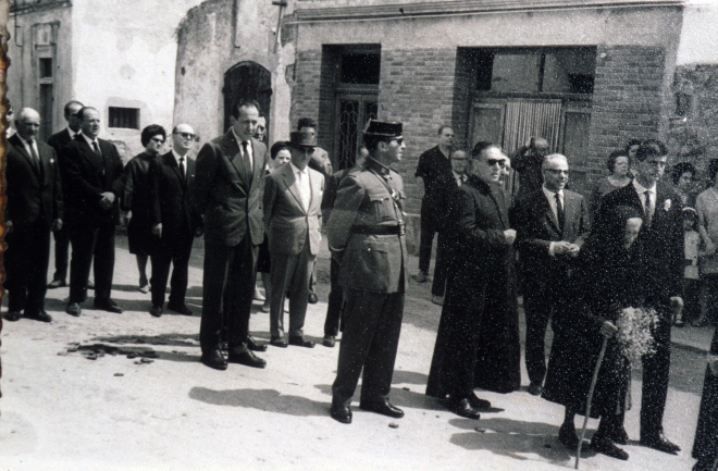 Festa d'homenatge a la vellesa. La presidènica d'autoritats; l'alcalde Lluís Vilella, el delegat de la Caixa, Bertomeu Comas, el rector Mn Francesc Berga i el Sargent Baret de la Guardia Civil, el metge Sr. Joan Negre, en Joan Tomàs, jutge, en Miquel Coll, l'Angelita Reyner, del patronat, en Josep Fors, en Germiniano Lozar i en Joan Munsó, regidors.