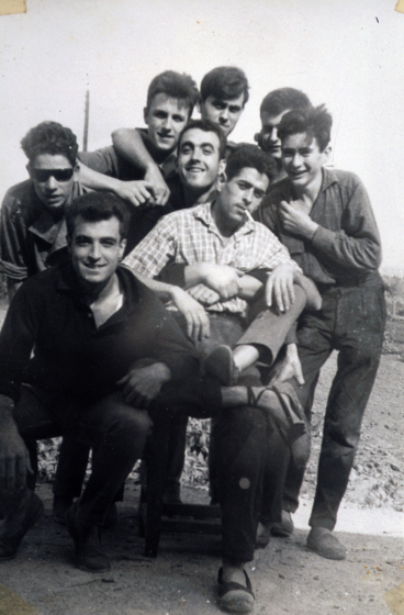 Joan Selva, Lluís Freixas, Pere Cot, Josep Codina, Juli Campeny, Joaquim Codina, Miquel Figueras, Joaquim Roca; treballadors de la fusteria Josep Soms.