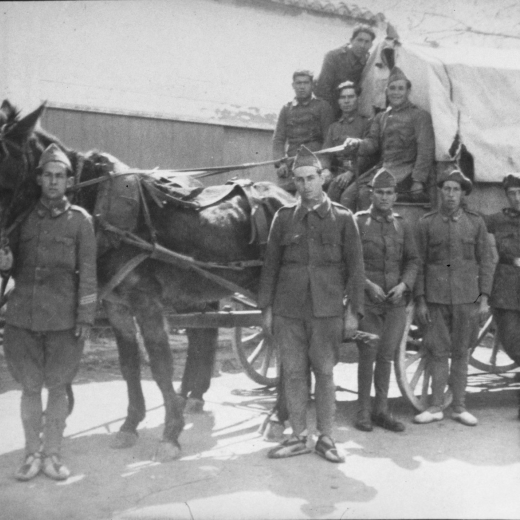 Un grup de soldats de Girona. El que està en primer lloc davant de les mules és en joan Pons, més conegut per 
