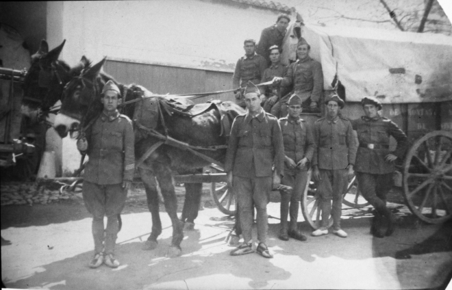 Un grup de soldats de Girona. El que està en primer lloc davant de les mules és en joan Pons, més conegut per 