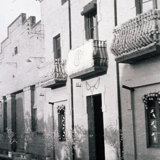 Visita a Maçanet de la Verge de Fàtima el 26 - 27 d'abril de l'any 51. La casa del metge Sr. Negre ben enramada per l'ocasió.