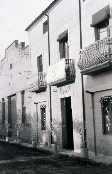 Visita a Maçanet de la Verge de Fàtima el 26 - 27 d'abril de l'any 51. La casa del metge Sr. Negre ben enramada per l'ocasió.