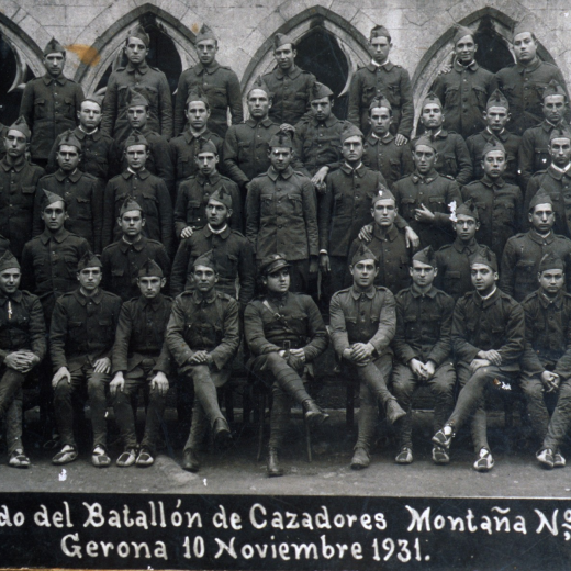 Foto de grup de soldats del Batalló de Caçadors de Muntanya de Girona.
El segon de la filera de baix començant per la dreta és en Joan Pons.