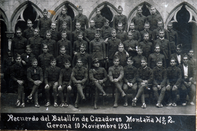 Foto de grup de soldats del Batalló de Caçadors de Muntanya de Girona.
El segon de la filera de baix començant per la dreta és en Joan Pons.