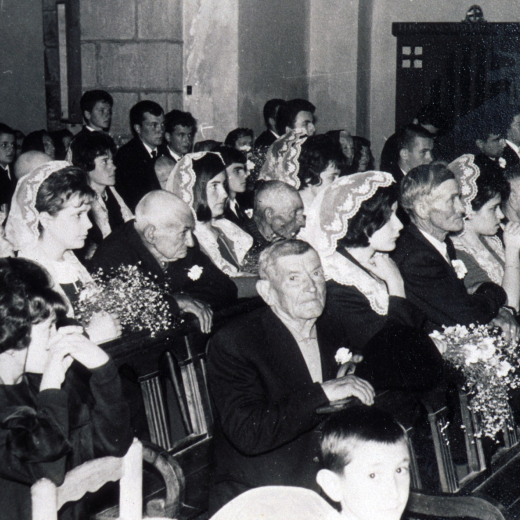 Festa d'homenatge a la vellesa. Els homenatjats amb les acompanyants a la missa.