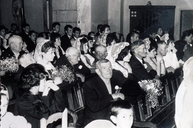 Festa d'homenatge a la vellesa. Els homenatjats amb les acompanyants a la missa.