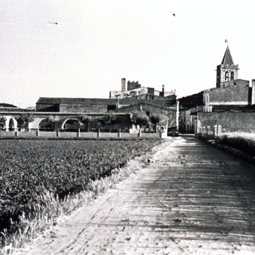 L'antiga carretera del cementiri amb la Pista Jardí, abans d'iniciar-se el creixement i transformació de Maçanet.
