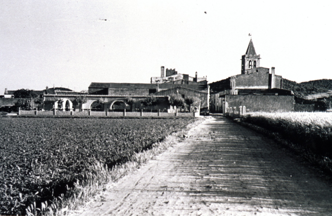 L'antiga carretera del cementiri amb la Pista Jardí, abans d'iniciar-se el creixement i transformació de Maçanet.