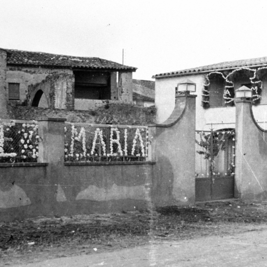 Les cases de la carretera adornades per la visita de la Verge de Fàtima.