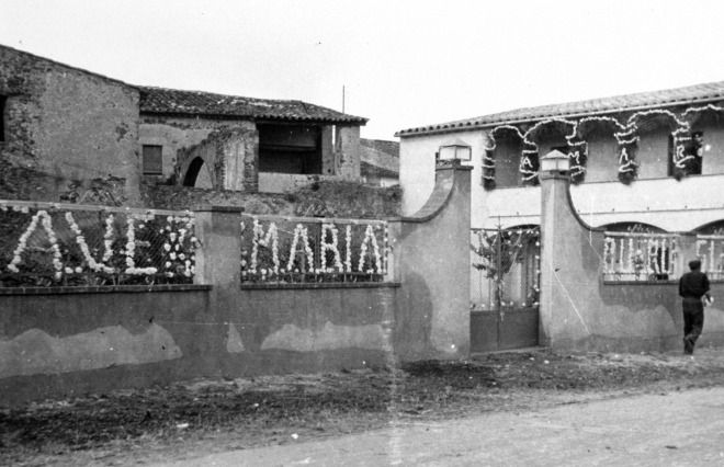 Les cases de la carretera adornades per la visita de la Verge de Fàtima.