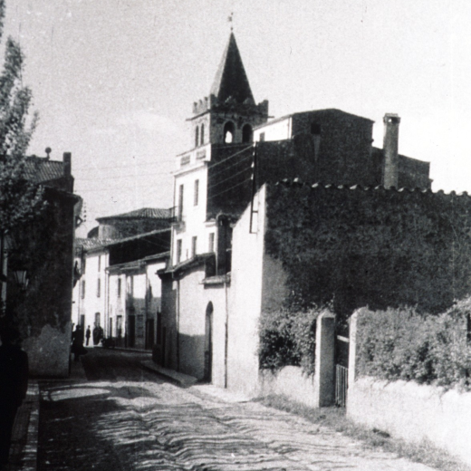 L'antiga carretera del cementiri ambans del començament del creixement urbanístic de la vila de Maçanet. En primer terme l'hort d'en Martinet de la Pineda.