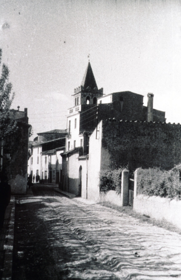 L'antiga carretera del cementiri ambans del començament del creixement urbanístic de la vila de Maçanet. En primer terme l'hort d'en Martinet de la Pineda.