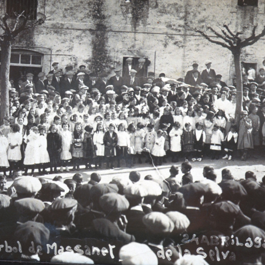 Festa de l'arbre de 1916 a la plaça de l'Església.