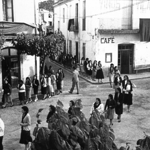 La processó de Corpus al seu pas per la plaça provinent del carrer Sant Sebastià, vista des del balcó de Can Morral.