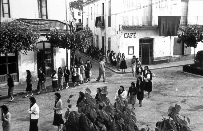 La processó de Corpus al seu pas per la plaça provinent del carrer Sant Sebastià, vista des del balcó de Can Morral.