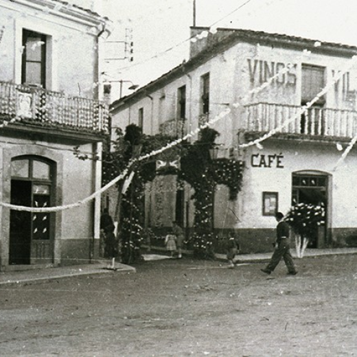 La plaça de l'Església enramada amb motiu de la visita de la Verge de Fàtima.