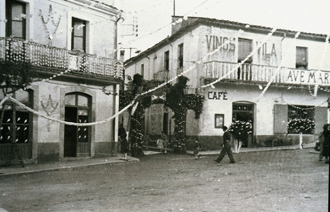 La plaça de l'Església enramada amb motiu de la visita de la Verge de Fàtima.