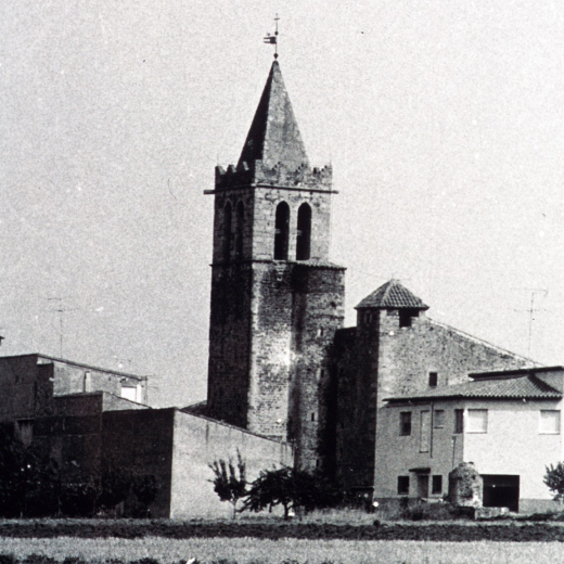 Vista del campanar des del camp d'en Codina abans d'obrir-se el carrer o avinguda de Sant Llorenç