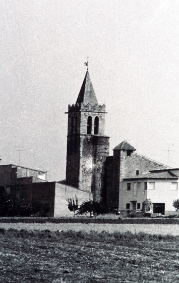 Vista del campanar des del camp d'en Codina abans d'obrir-se el carrer o avinguda de Sant Llorenç